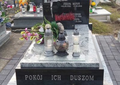 nagrobek-czarny-pokój-ich-duszom